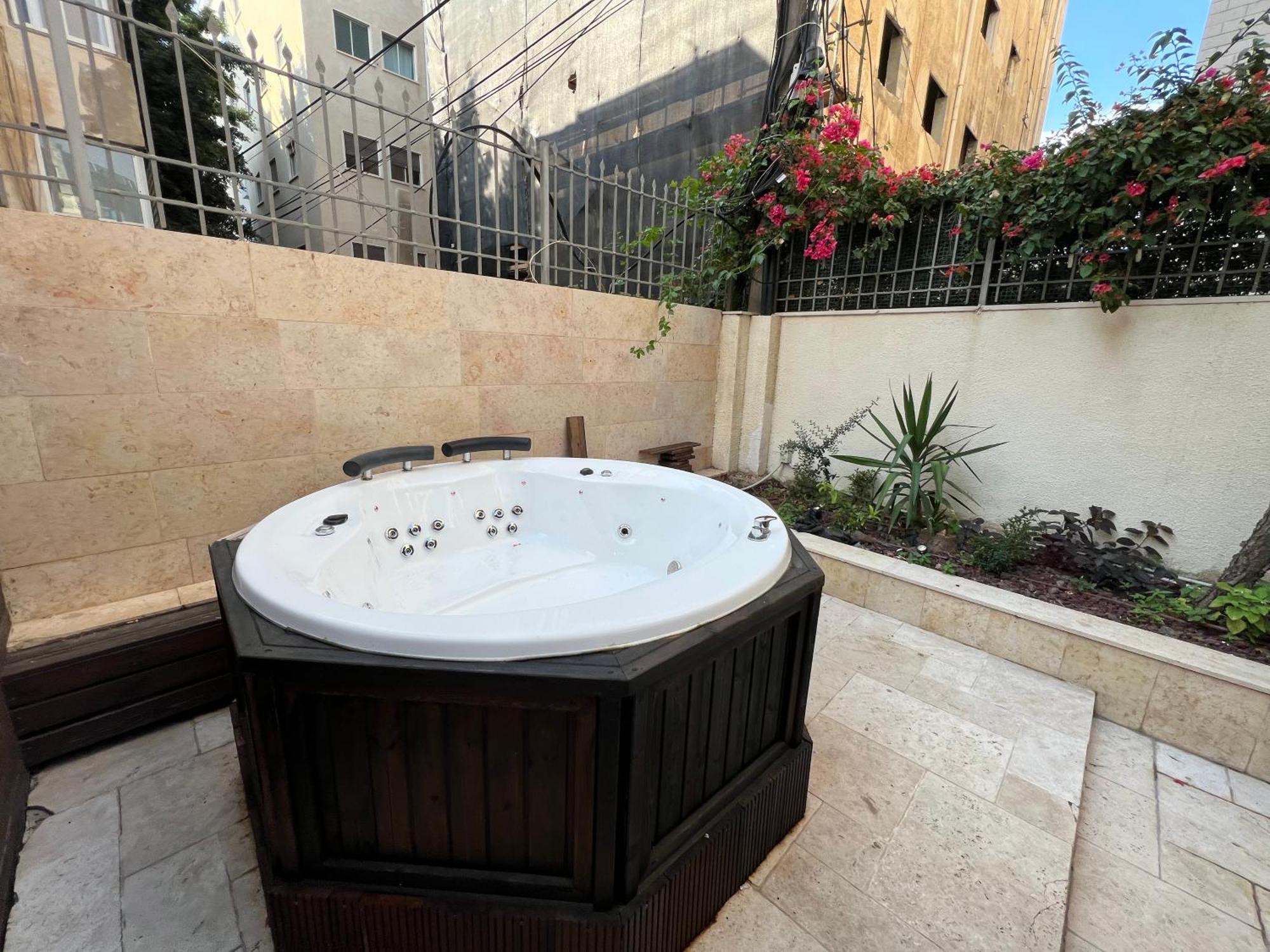 Beer Garden Hotel Тел Авив Екстериор снимка