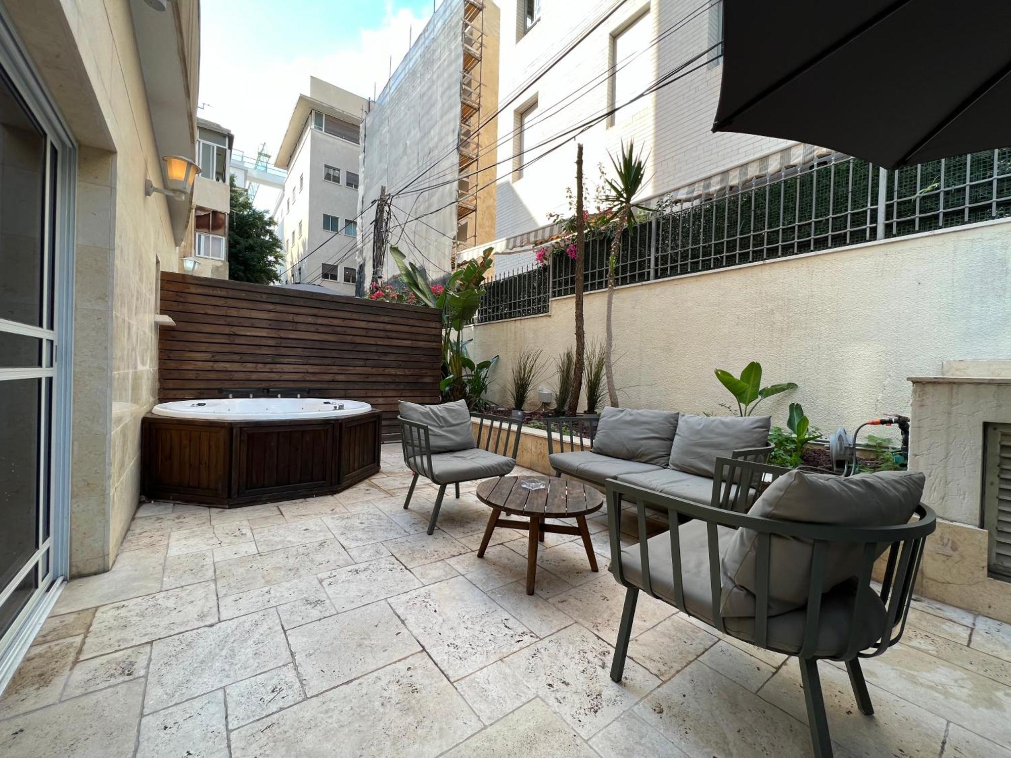 Beer Garden Hotel Тел Авив Екстериор снимка